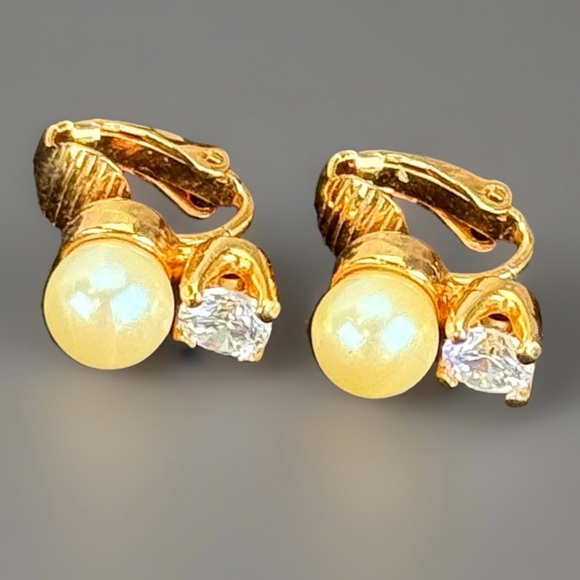 Elegant vintage Goldtone and Faux Pearl Clip-On Earrings - Picture 1 of 6